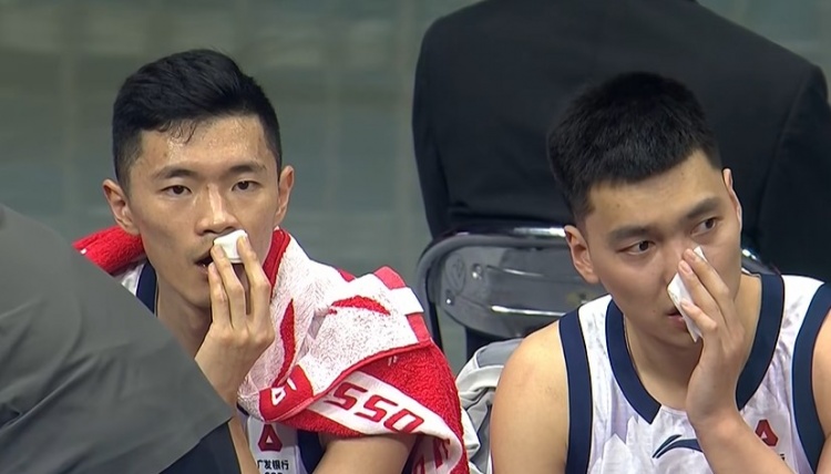 开云官方网站-复刻CBA名场面！场边陈林坚和陈培东同时拿纸巾擦拭血迹
